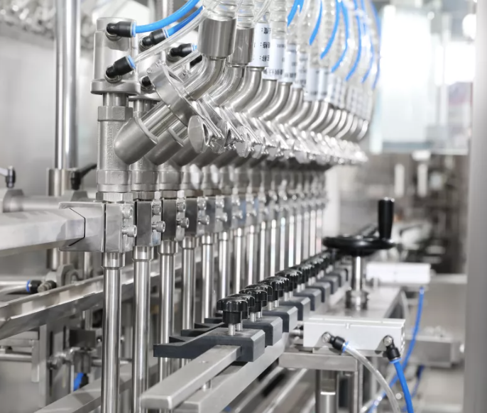 ¿Se puede pasar alcohol a través de una máquina llenadora de líquidos?