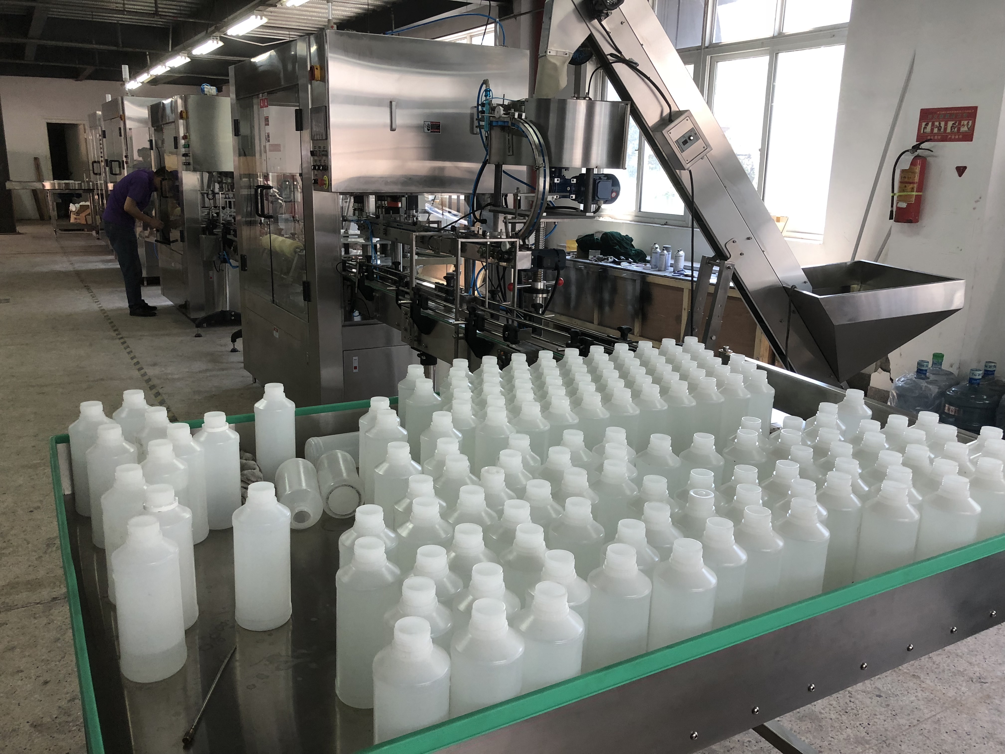 Línea de llenado de botellas de 1000 ml Máquina de llenado y tapado